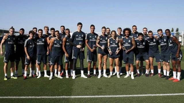 泪目！41岁詹皇轰31+9+10：霸气战斧劈扣，伤病挡不住他